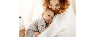 vrouw met baby tegen haar aan