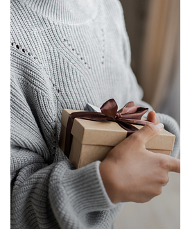 een meisje houdt een cadeautje vast in haar handen