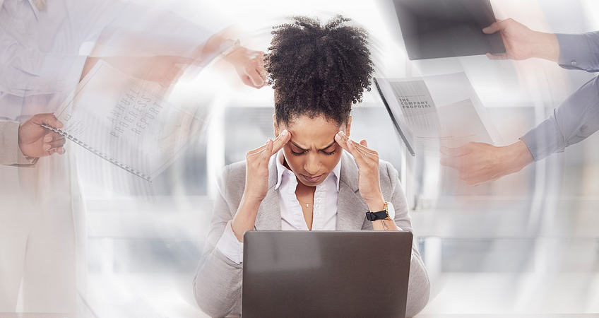 vrouw met hoofdpijn en een duizelig gevoel zit achter haar laptop