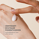 Louis Widmer Nutriderm Pigmacare® Serum Zonder Parfum 30ML handmodel met druppel seum