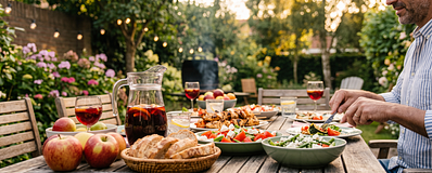 Mensen genieten in de zomer van een maaltijd buiten