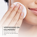 Louis Widmer Purederm Zuiverende Tonic Zonder Alcohol Licht Geparfumeerd 200ML Vrouwelijk model gezicht met wattenschijfje Louis Widmer Purederm Zuiverende Tonic Zonder Alcohol Licht Geparfumeerd 200ML Vrouwelijk model gezicht met wattenschijfje