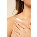 Tenue Soleil SPF30 Mineral Sunscreen 100ML model met product op huid Tenue Soleil SPF30 Mineral Sunscreen 100ML model met product op huid