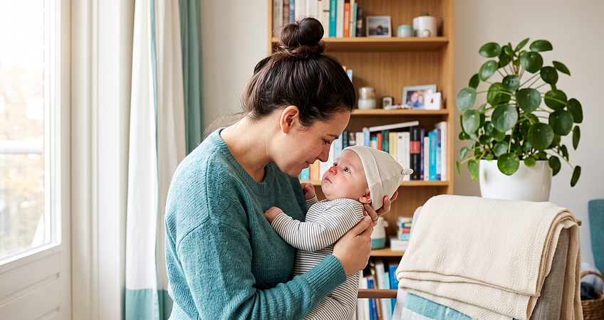 Ouder troost baby met verstopte neus tijdens verkoudheid