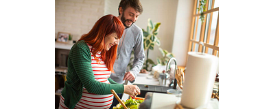 zwangere vrouw met man in de keuken