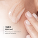 Louis Widmer Purederm Gezichtspeeling Zonder Parfum 50ML Vingers op de huis met toefje peeling