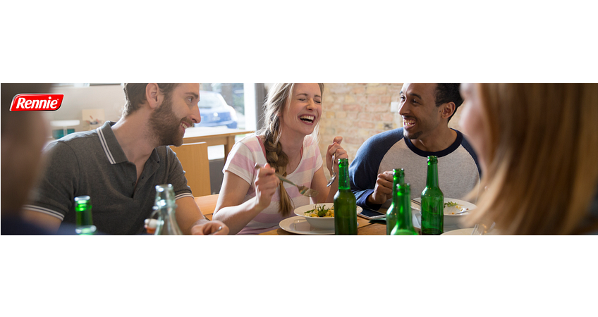mensen zitten met elkaar in een restaurant aan tafel mensen zitten met elkaar in een restaurant aan tafel