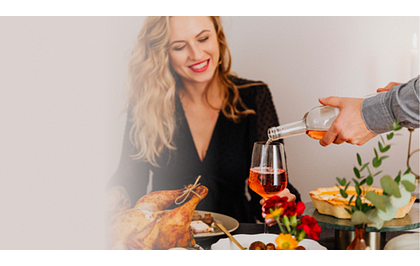 vrouw die tijdens de kerst eet en drinkt met veel lekkers op tafel vrouw die tijdens de kerst eet en drinkt met veel lekkers op tafel