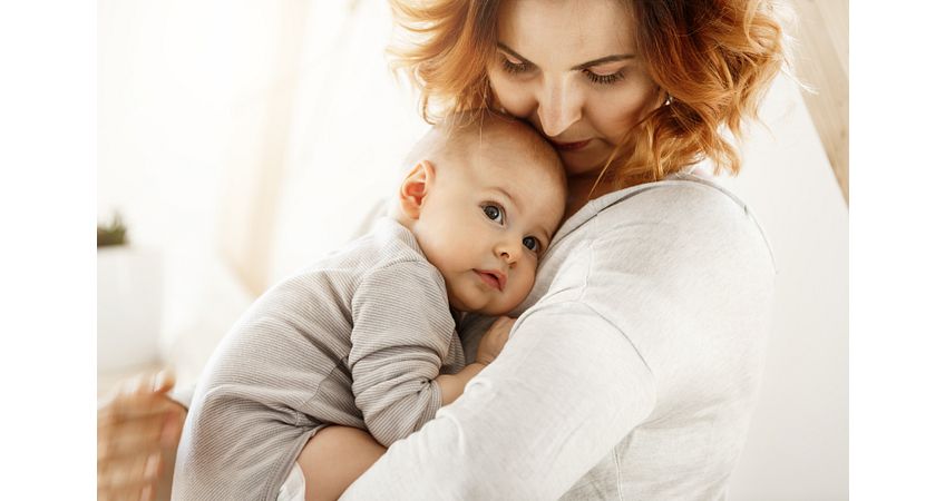 vrouw met baby dicht tegen haar aan