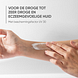 Louis Widmer Remederm Dagcrème UV 30 Zonder Parfum 50ML handmodel met créme