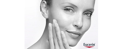 Eucerin vrouw met egale huid met hand op haar gezicht