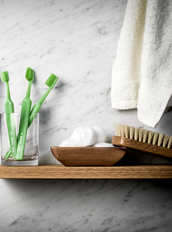 groene tandenborstels in een badkamer