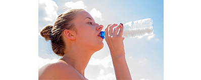 vrouw drinkt slokje water op een zonnige dag vrouw drinkt slokje water op een zonnige dag