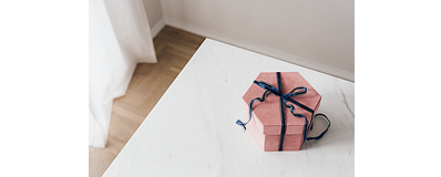 cadeautje op witte tafel