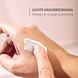 Louis Widmer Hydraderm Matterende Fluide Licht Geparfumeerd 50ML handmodel met toefje crème
