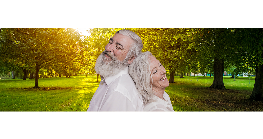 oude man en vrouw met volle grijze haren