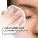 Louis Widmer Purederm Oogmake-up Reiniging Waterproof Zonder Parfum 100ML Vrouwelijk model gezicht met wattenschijfje