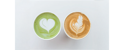kopje matcha en koffie met latte art kopje matcha en koffie met latte art