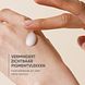 Louis Widmer Nutriderm Pigmacare® Serum Zonder Parfum 30ML handmodel met druppel seum Louis Widmer Nutriderm Pigmacare® Serum Zonder Parfum 30ML handmodel met druppel seum
