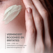Louis Widmer Skinexpert Anti-Roodheid Dagemulsie UV 30 Zonder Parfum 50ML Vrouwelijk model met vingers in nek met créme
