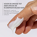 Louis Widmer Remederm Lichaamscrème Zonder Parfum 200ML handmodel met toefje crème