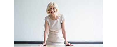 Vrouw die lacht met een wit shirt en witte achtergrond