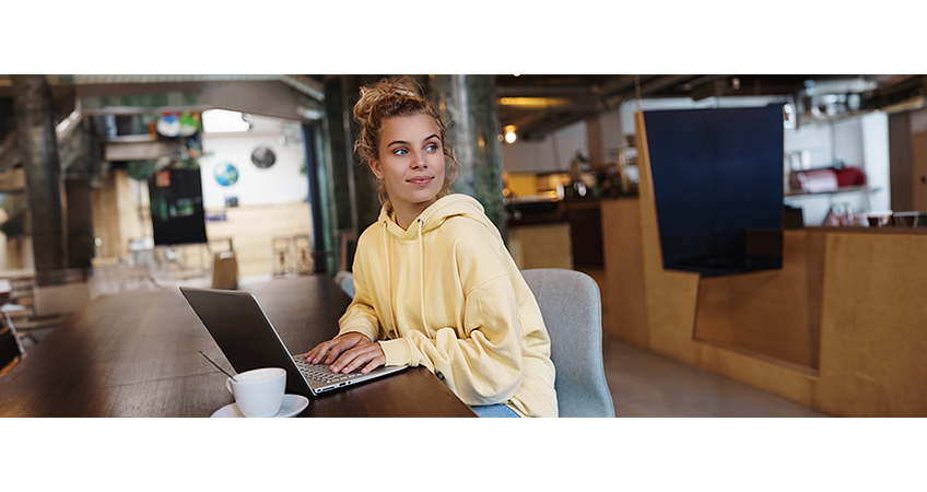 vrouw achter bureau met laptop