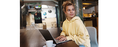 vrouw achter bureau