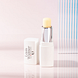 Louis Widmer Hydraderm Lippenverzorging Stick UV 15 Licht Geparfumeerd 4.5ML Lichtroze achtergrond met stick en dop
