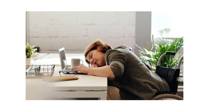 vrouw valt in slaap achter haar bureau