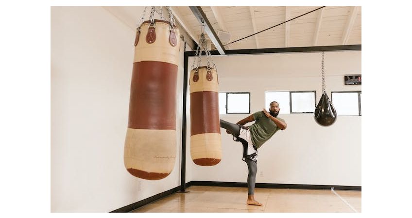man die zaktraining doet met kickboksen man die zaktraining doet met kickboksen