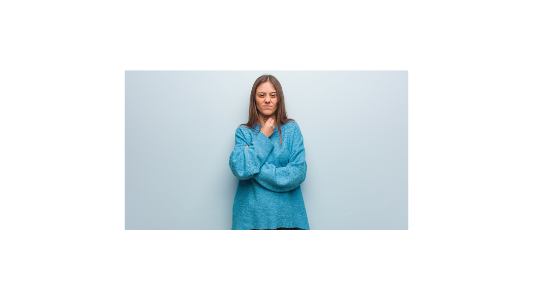 vrouw met blauwe trui heeft last van keel