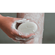 HappySoaps Kokos Shavingbar 80GR sfeerbeeld model hand HappySoaps Kokos Shavingbar 80GR sfeerbeeld model hand