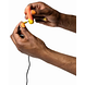 Romp Riot Bullet Vibrator 1ST Twee handen die de oplader erin doet