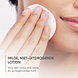 Louis Widmer Skinappeal Zuiverende Lotion Zonder Parfum 150ML gezicht model met wattenschijfje