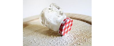 pot met zout gestrooid over een houten plankje pot met zout gestrooid over een houten plankje