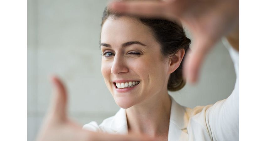 vrouw die knipoogt met mooi gebit