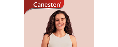 vrouw staat voor spiegel