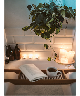 bad met plant en kaarsjes, thee en een boek
