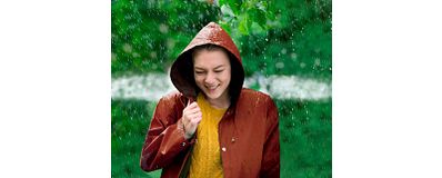 Vrouw met regenjas in de regen Vrouw met regenjas in de regen