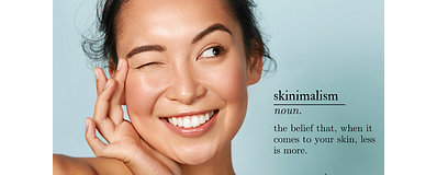 afbeeldinhg van een vrouw met een glowy huid met de tekst: skinimalism, noun. The belief that, when it comes to your skin, less is more.