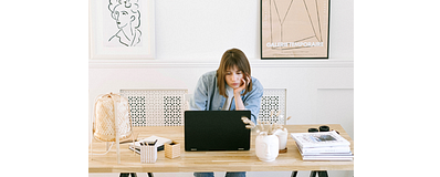 vrouw achter bureau met tegenzin