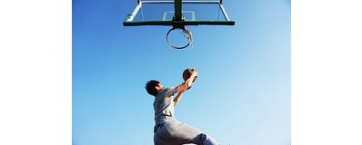 man speelt basketbal