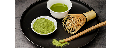Een set matcha benodigdheden bestaande uit matchapoeder, een matchascoop en een bamboe klopper, klaar voor het bereiden van een kop matcha
