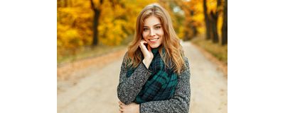 vrouw in bos tijdens de herfst