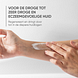 Louis Widmer Remederm Gezichtscrème Dag & Nacht Zonder parfum 50ML handmodel met créme