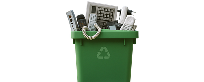 Kleine elektrische apparaten in een vuilniscontainer met en recycle symbool er op