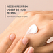 Louis Widmer Proderm Nachtcrème Rijke Textuur Licht Geparfumeerd 50ML handmodel met