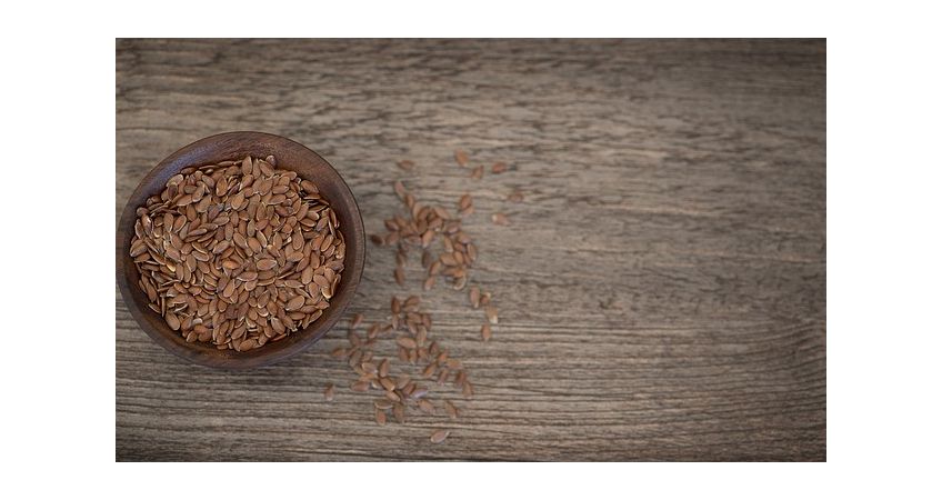 lijnzaad in bakje op houten tafel