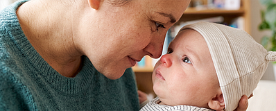 Ouder troost baby met verstopte neus tijdens verkoudheid